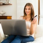 Perempuan belanja online