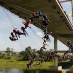 Sebanyak 149 orang bergelantungan dari jembatan untuk memecahkan rekor | liputan6.com