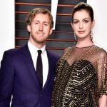 Anne Hathaway bersama Sang Suami, Adam Shulman, saat menghadiri acara Vanity Fair 28 Februari lalu, masih dalam keadaan hamil besar | eonline.com