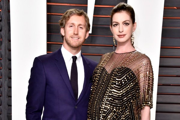 Anne Hathaway bersama Sang Suami, Adam Shulman, saat menghadiri acara Vanity Fair 28 Februari lalu, masih dalam keadaan hamil besar | eonline.com