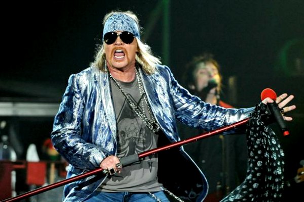 Axl Rose resmi gantikan Brian Johnson dalam tur konsernya | rollingstone.com