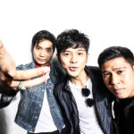 “Laleilmanino Version” Jadi EP Perdana Trio Laleilmanino Trio Laleilmanino kembali menghasilkan sebuah karya spesial dengan merilis EP perdana mereka yang berjudul “Laleilmanino Version”. EP terbaru itu berisi empat buah lagu ciptaan Laleilmanino yang sebelumnya sempat dibawakan oelh musisi lain seperti Rapsodi oelh JKT48, Gemintang Hatiku oleh Tiara Andini, C.H.R.I.S.Y.E oleh Eva Celia dan Serenata Jiwa Lara yang dibawakan oleh Dian Sastro. Laleilmanino sendiri merupakan produser, pencipta lagu sekaligus musisi yang suka tampil dalam bandnya masing-masing. Perilisan EP terbarunya berawa dari ide untuk membuat lagu dari ciptaannya sendiri. Dengan dirilisnya EP Laleilmanino Version ini merekan bertujuan untuk bisa menyampaikan bahwa pencipta lagu atau produser tidak selalu harus di belakang layar. Selain itu mereka juga ingin membuktikan bahwa masa sulit tida akan bisa menghentikan langkah siapapum untuk tetap berkarya dan memberikan yang terbaik. “Kami ingin membuktikan kalau kreativitas untuk sebuah lagu tidak berhenti disitu saja. Dengan versi baru ini, kami ingin mengajak pendengar untuk jatuh cinta lagi ke lagu-lagu tadi,” kata Nino dalam persnya 16 Februari 2022. Kedepannya Laleilmanino juga akan terus menghasilkan karyakarya terbaik untuk bisa menghibur para pecinta musik di penjuru Indonesia. Sesuai dengan slogan yang selalu mereka pegang bersama, ‘Semua Akan Indah Pada Lagunya’. Semoga lagu-lagu dari Laleilmanino juga dapat tumbuh menjadi banyak bentuk, layaknya EP “Laleilmanino Version” ini yang mampu memperkaya bentuk dari 4 lagu ciptaan mereka. Dari empat lagu itu mana yang jadi favorite lo Hard Rockers? Penulis: Fadia Syah Putranto