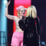 Cara Avril Lavigne Atasi Perempuan Telanjang Dada di Panggungnya