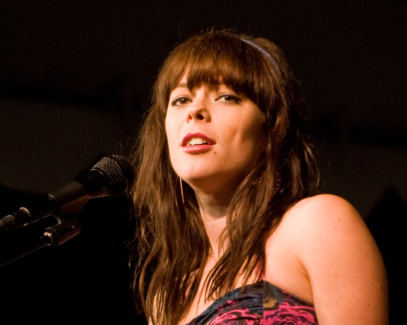 Lenka Kasih Nuansa Retro di Single Baru ‘Silhouette’