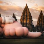 KAWS: HOLIDAY Akhirnya Berdampingan Sama Candi Prambanan!