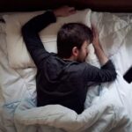 Apple Kasih Tau Konsekuensi Tidur di Sebelah iPhone yang Dicas