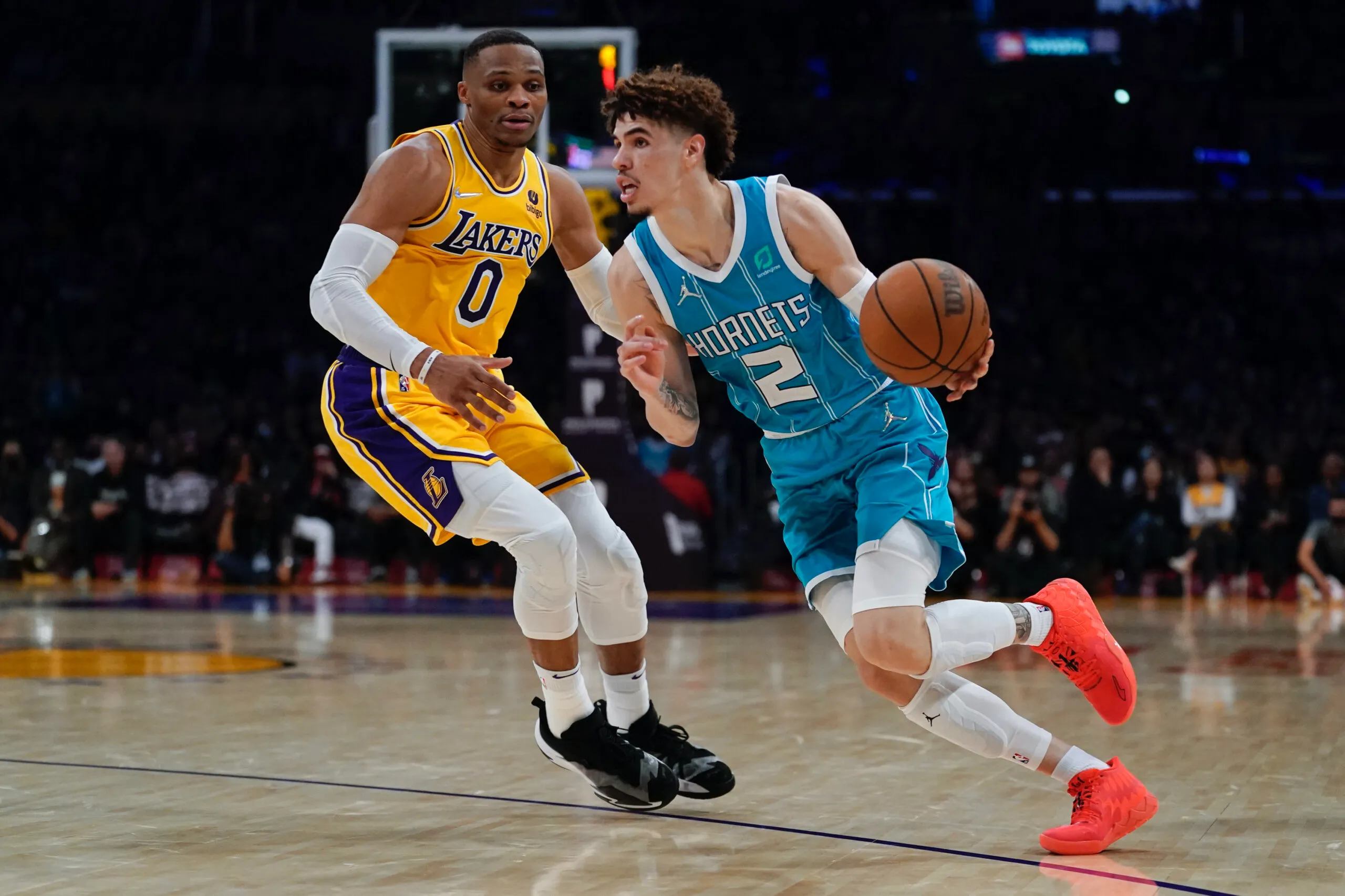 5 Pemain NBA Modern yang Punya Signature Shoes!