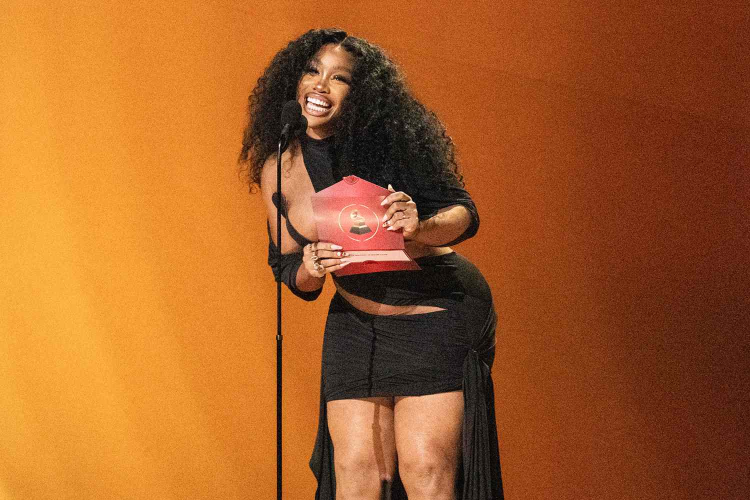 SZA Umumkan Album Deluxe SOS Berjudul 'Lana'