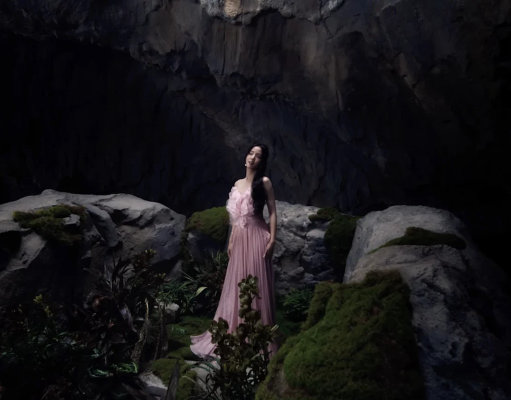 MV Terbaru JISOO, “Your Love”, Menyorot Singapura: Deretan Penyanyi Global yang Pernah Syuting di Sana