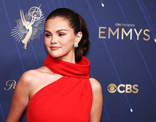 Selena Gomez Kenang Era “Revival” 10 Tahun Lalu, Dari Poni hingga Rasa Percaya Diri Seorang Rockstar