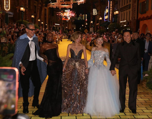 Ariana Grande Alami Momen Menegangkan Saat Fans Menariknya di Premiere ‘Wicked: For Good’ Singapura