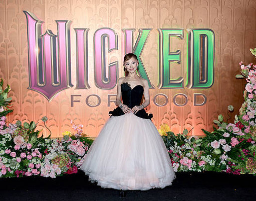 Ariana Grande Umumkan Positif COVID-19 Sehari Sebelum Film ‘Wicked: For Good’ Tayang di Bioskop