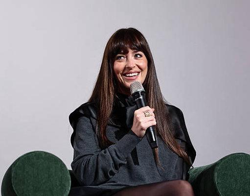 Dakota Johnson Ungkap “Love-Hate Relationship” dengan Dunia Akting dan Produksi