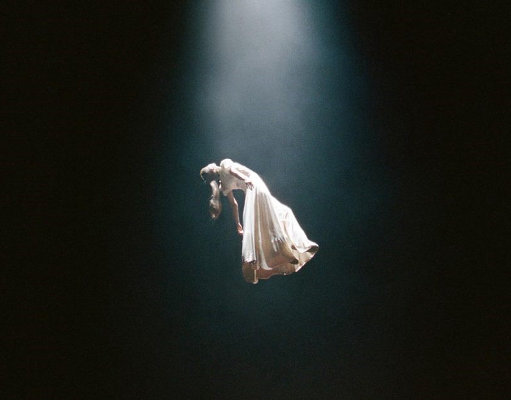 Makna Lagu Supernatural, Arti, Fakta, dan Konteks Ariana Grande
