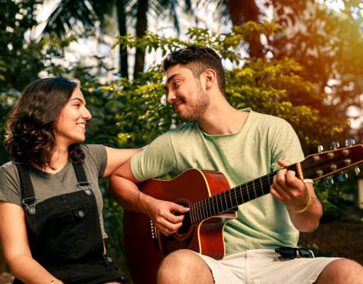 35 Lagu Romantis Buat Pacar, Anniversary, dan LDR