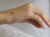 30 Ide Tato Kecil di Tangan Aesthetic, Minimalis dan Bermakna tato kecil di tangan aesthetic
