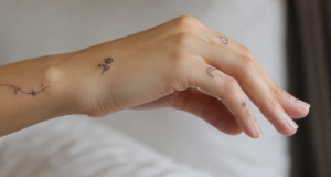 tato kecil di tangan aesthetic