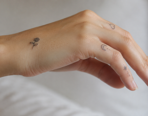 30 Ide Tato Kecil di Tangan Aesthetic, Minimalis dan Bermakna tato kecil di tangan aesthetic