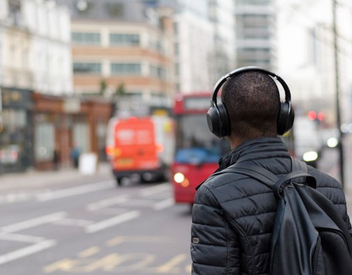 20 Lagu Inggris tentang Suka Diam-Diam, dari Manis sampai Nyesek