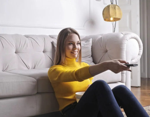 Weekend di Rumah? 6 Cara Santai Tanpa Agenda Padat Menikmati akhir pekan dengan bersantai dan menonton di rumah